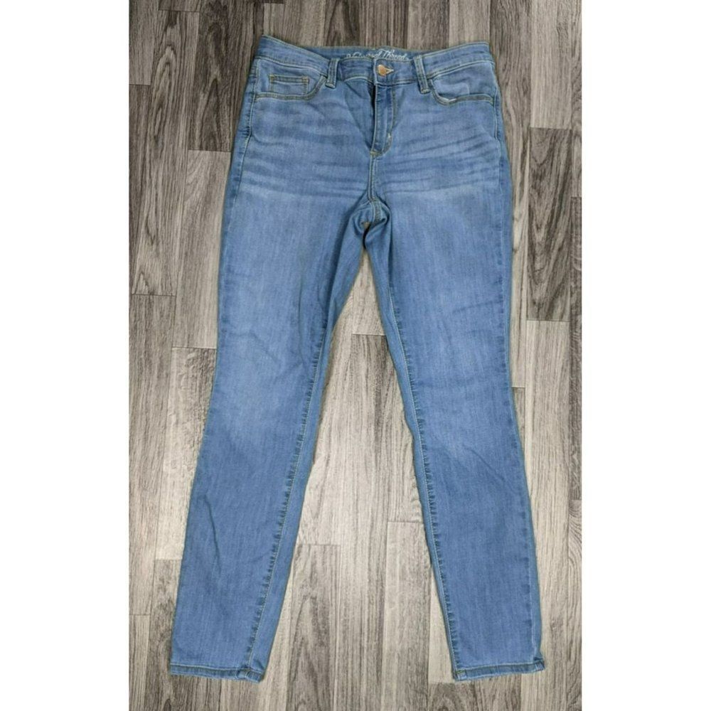 (3/$35) Universal Thread Size 6 / 28 R Mid Rise Skinny Light Wash Stretchy Jeans